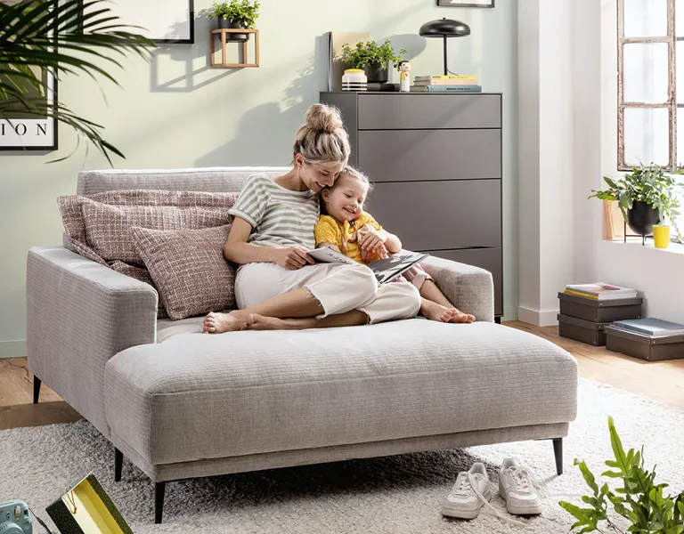 Zuhause ist, wo Nähe zählt - modernes Design trifft auf Geborgenheit. Perfekt für kleine Wohlfühlmomente im Familienalltag.